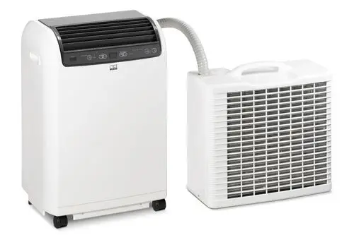 Mobile Klimaanlage mit einem kompakten Gerät und einem externen Luftauslass, in Weiß, ausgestattet mit Bedienelementen und einem flexiblen Abluftschlauch.